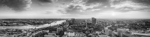 De skyline van Hamburg bij zonsondergang. Zwart-wit beeld.