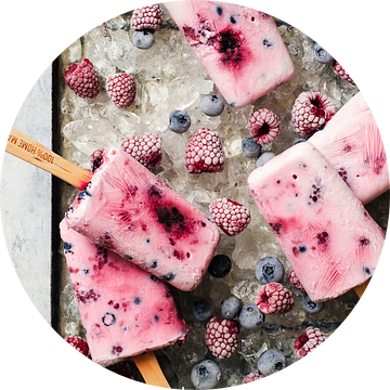 12544947 Zelfgemaakte ijsjes van yoghurt, honing en bessen, frambozen en bosbessen op ijs