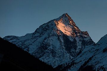 Sonnenuntergang auf einem spitzen Berggipfel in den österreichischen Alpen