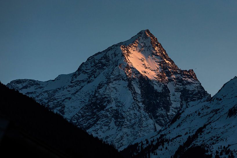 Coucher de soleil sur un sommet de montagne pointu dans les Alpes autrichiennes par Hidde Hageman