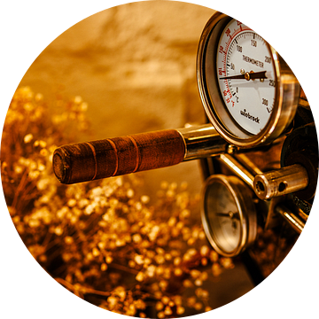 Vintage koffiebrander – analoge meter & houten hendel | warme messingtinten