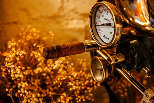 Vintage koffiebrander – analoge meter & houten hendel | warme messingtinten