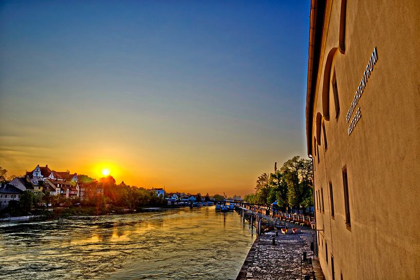 Welterbezentrum Regensburg im Sonnenaufgang von Roith Fotografie
