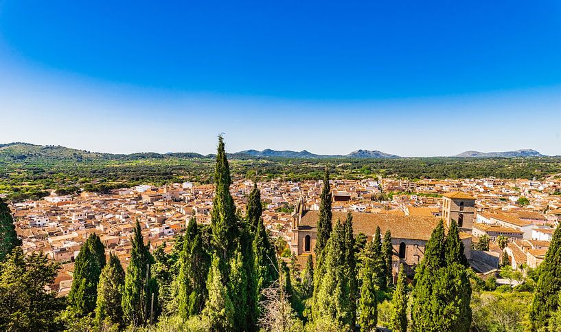 Mallorca, uitzicht over de daken van de oude stad van Arta van Alex Winter