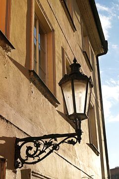 Lamp op de gevel van een oud huis in de oude stad van Praag van Heiko Kueverling