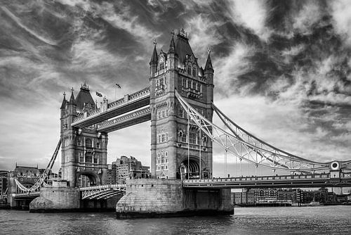 De historische Tower Bridge in Londen - zwart-wit
