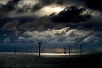 Donkere wolken boven zee op windmolenpark. Storm op komst
