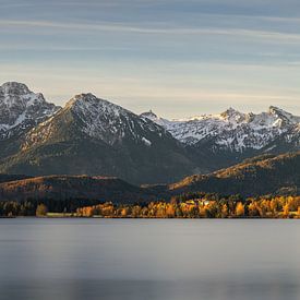 Ein Tafelbild der Berge am Hopfensee bei Füssen in Süddeutschland im Herbst. von Marga Vroom