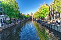 De Keizersgracht in Amsterdam , met zicht op de historische koopmanshuizen  de bruggen  en de kade