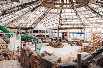 Verlaten Zwembad Tropicana in Rotterdam. van Roman Robroek - Foto's van Verlaten Gebouwen