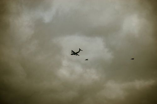 Militair transportvliegtuig met escorte