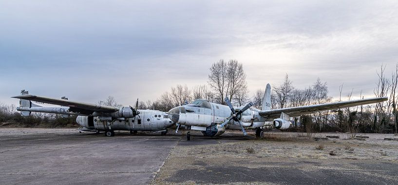 Ancien avion de la marine abandonné par Inge van den Brande