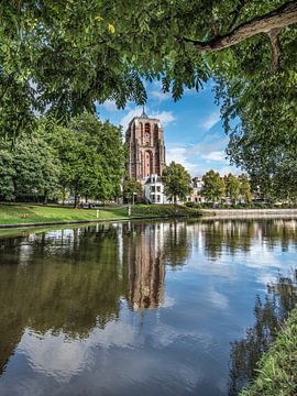 De Leeuwarder Oldehove weerspiegeld in de stadsgracht van Harrie Muis