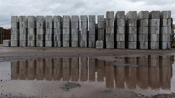 Betonstapels op industrieterrein van Dick Doorduin