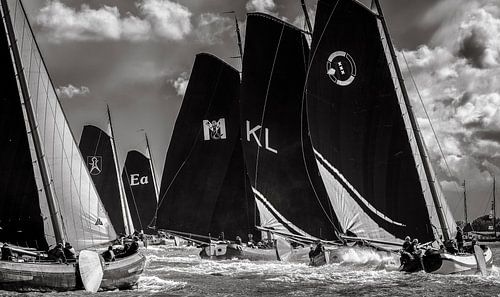 Skutsjes met halve wind naar de volgende boei