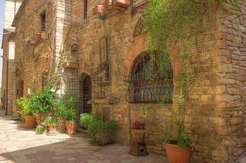 Een schilderachtig straatbeeld in Assisi van Berthold Werner