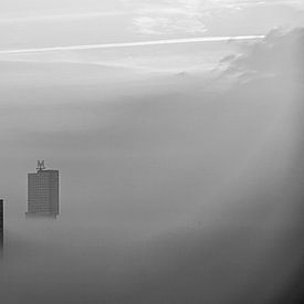 Foggy skyline Rotterdam van Wilco Schippers