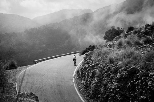 Lonely biker (gezien bij vtwonen) van Arjen van de Belt
