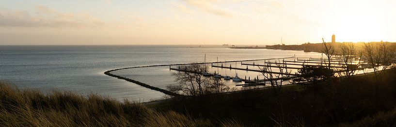 Ein Panorama des Hafens von Terschelling bei Sonnenuntergang von Bert Broer