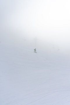 Wintersport in de mist van Studio Nieuwland