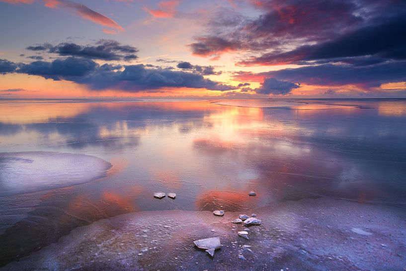 Winter landschap op het IJsselmeer bij Workum met een kleurrijke zonsondergang van Bas Meelker