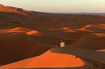 Coucher de soleil dans le désert sur Renzo de Jonge