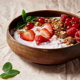 Frühstück mit Joghurt, Müsli und roten Früchten - Serie 3/3 von Fenja Jon-Blaauw - Studio Foek