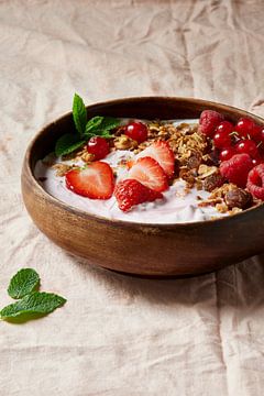 Petit-déjeuner avec yaourt, granola et fruits rouges - série 3/3 sur Fenja Jon-Blaauw - Studio Foek