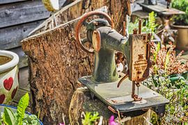 Old sewing machine by Gunter Kirsch