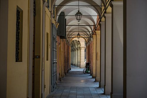 romantisch voetpad met arcades in het italiaanse Modena