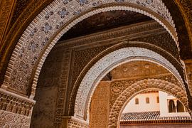 Arcs avec stucs détaillés dans les palais nasrides de l'Alhambra, Grenade sur Melissa Peltenburg