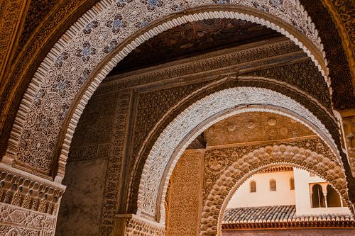 Bögen mit detaillierten Stuckarbeiten in nasridischen Palästen in der Alhambra, Granada