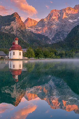 Königssee met St. Bartholomä in het avondlicht