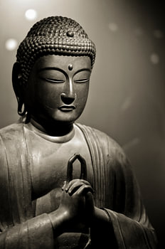 Tête d'une statue de Bouddha en pierre en sépia