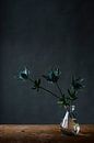 Fotodruck von Disteln in einer Vase vor dunklem Hintergrund von Jenneke Boeijink Miniaturansicht