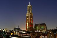 Stadsgezicht van Utrecht met roodwitte Domtoren, foto 5 van Donker Utrecht thumbnail