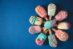 SF 12343433 Verschillende cake pops in de vorm van ijslolly's