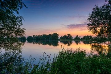 Zonsondergang boven de IJssel uiterwaarden