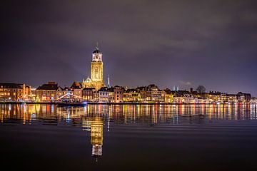 Deventer skyline aan de IJssel tijdens een koude winteravond van Sjoerd van der Wal Fotografie