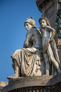 Statue d'un enfant avec sa mère devant la statue de Camillo Benso, comte de Cavour à Turin