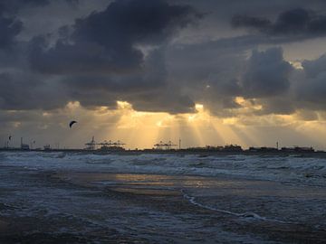 Wolkenstralen boven Zeebrugge van Captured Created by Cathleen