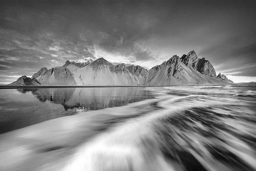Landschap voor de berg Vestrahorn op IJsland. Zwart-wit beeld.