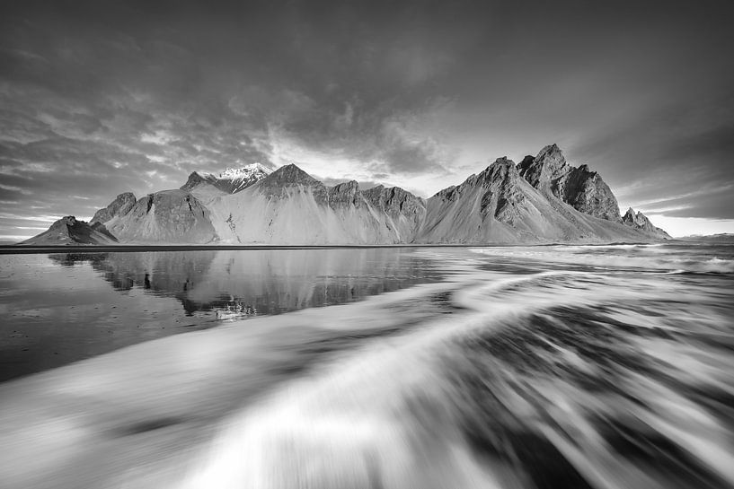 Landschaft vor dem Berg Vestrahorn  auf Island. Schwarzweiss Bild. von Manfred Voss, Schwarz-weiss Fotografie