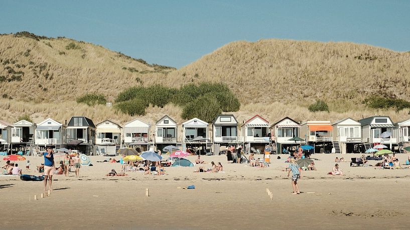Kinderen spelen op het strand van Dishoek van Tom Haak