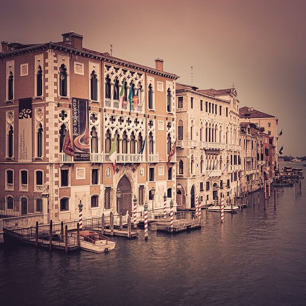 Venezianische Häuser auf der anderen Seite des Canale Grande in Venedig von Henk Meijer Photography