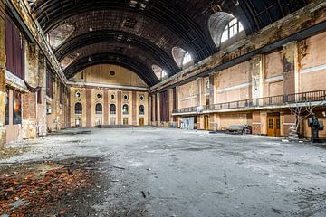 Verlaten voormalige krachtcentrale in het hart van Europa met prachtige architectuur. van Gentleman of Decay