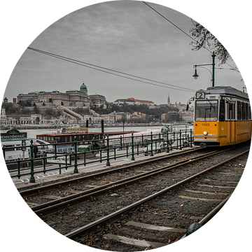 Karakteristieke gele tram in Boedapest, Hongarije van Rick van Geel