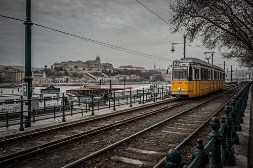 Karakteristieke gele tram in Boedapest, Hongarije