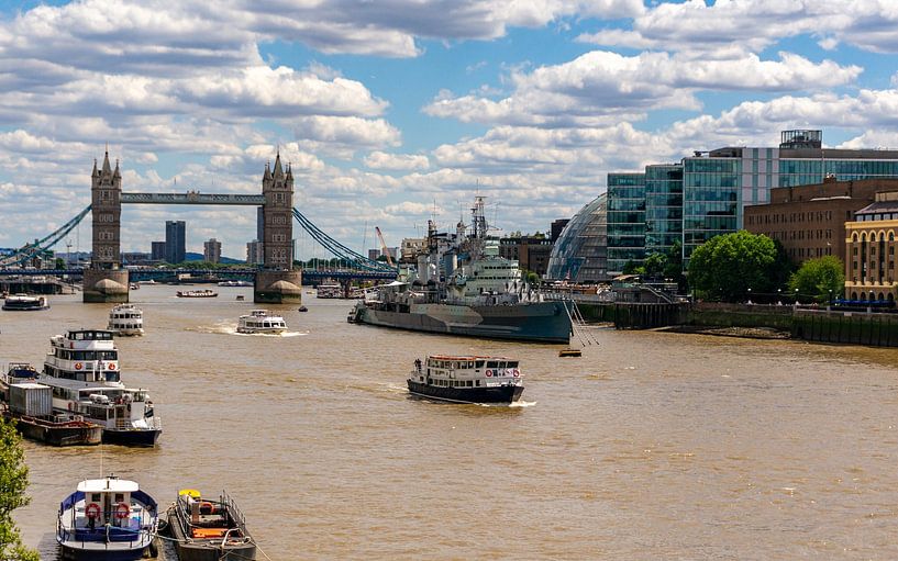 Vue de la City of London avec le Tower Bridge et la Tamise avec des bateaux par Animaflora PicsStock