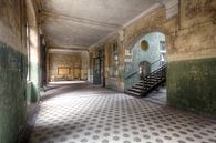 Escalier abandonné dans le complexe de Beelitz, en Allemagne. par Roman Robroek - Photos de bâtiments abandonnés Aperçu